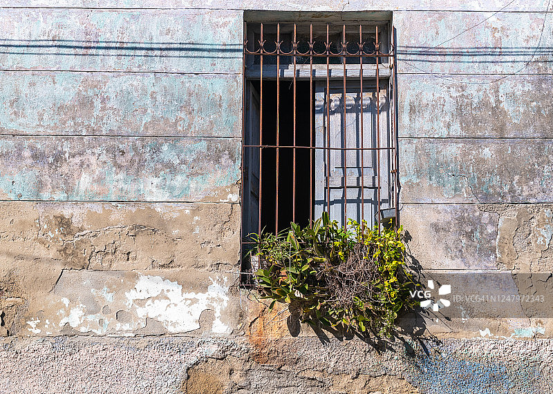 古巴圣克拉拉市房屋的斑驳墙壁和窗户图片素材