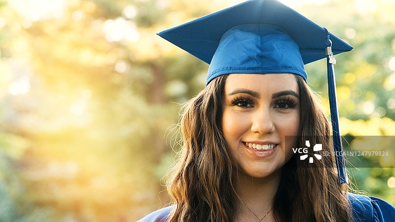 思明年轻女子庆祝毕业图片素材