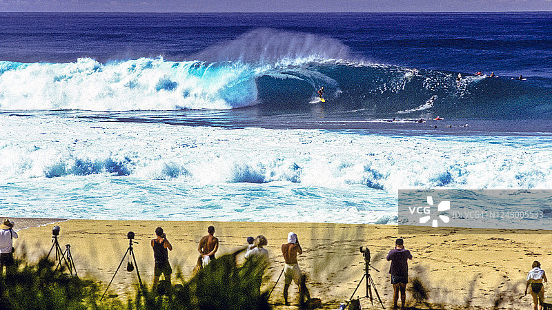 美国夏威夷埃胡凯海滩公园的冬季冲浪图片素材