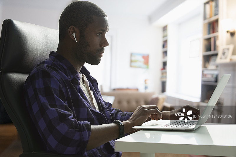 在家办公保持社交距离的男人图片素材