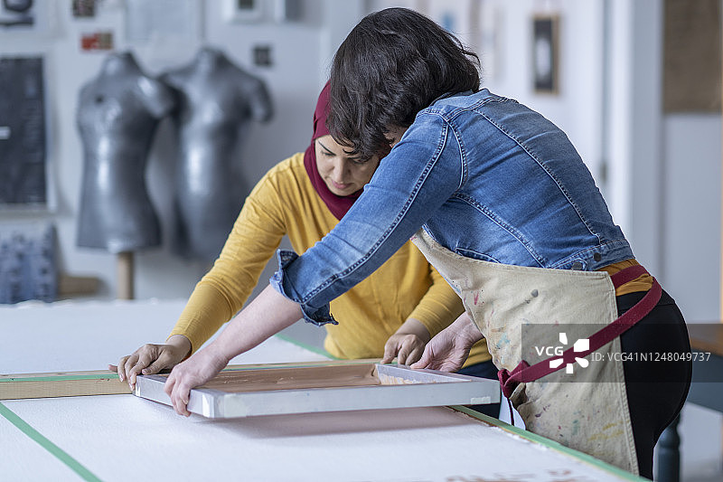 两位女艺术家丝网印花图片素材