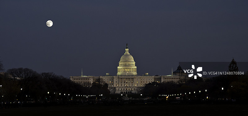 美国国会大厦的夜景。位于华盛顿特区，坐落在国家广场东端的国会山上。图片素材