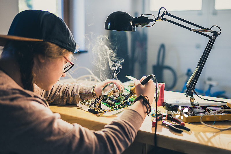 焊接电路板的少女图片素材
