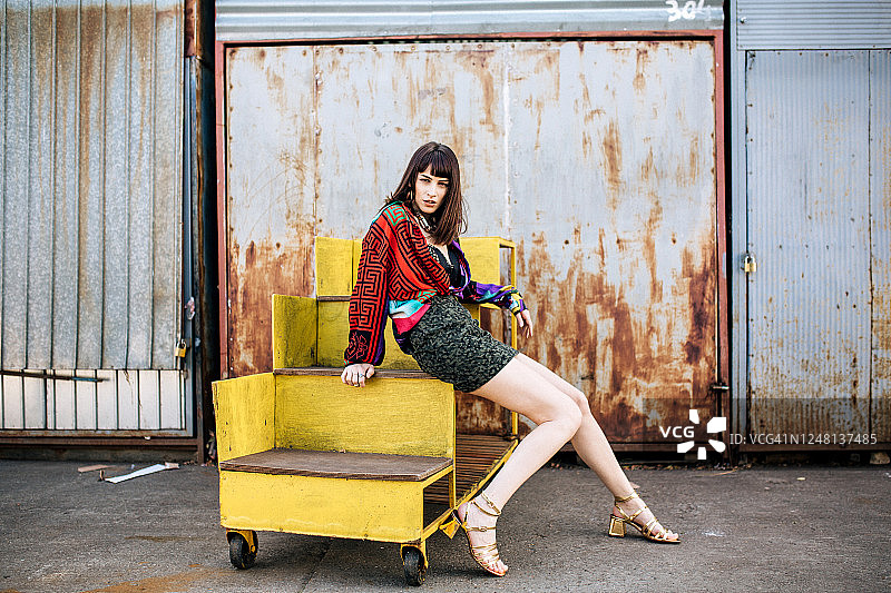 时尚女人坐着摆姿势图片素材