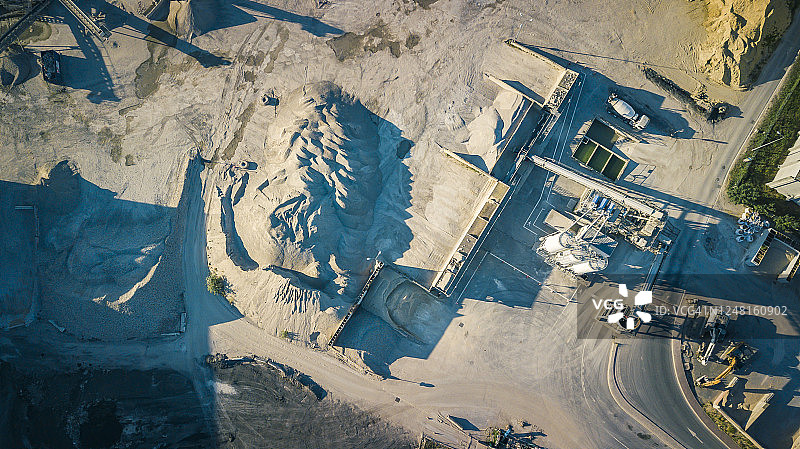 2020年6月法国热讷维耶，巴黎港的仓库和材料存储场航拍图片素材