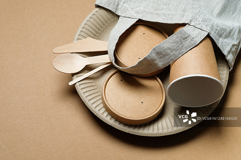 环保一次性餐具和可重复使用的布袋图片素材