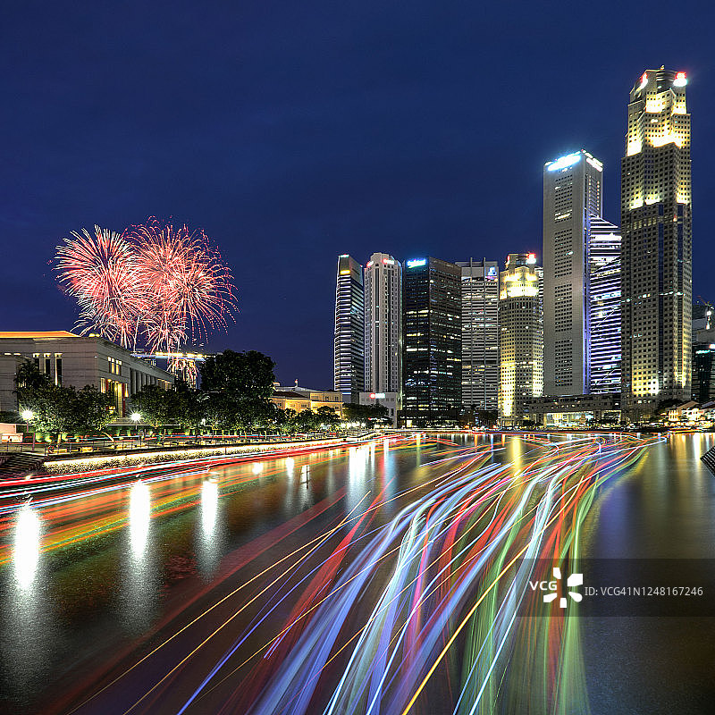 新加坡河上的船只和烟花图片素材