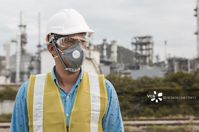 工程师身穿安全制服，医疗与建筑工业概念图片素材