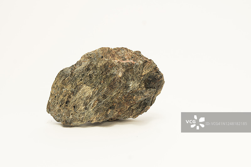 天然岩石标本：云母片岩，白色背景上的变质岩。复制空间图片素材
