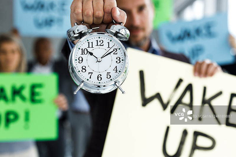 是时候醒悟了！图片素材