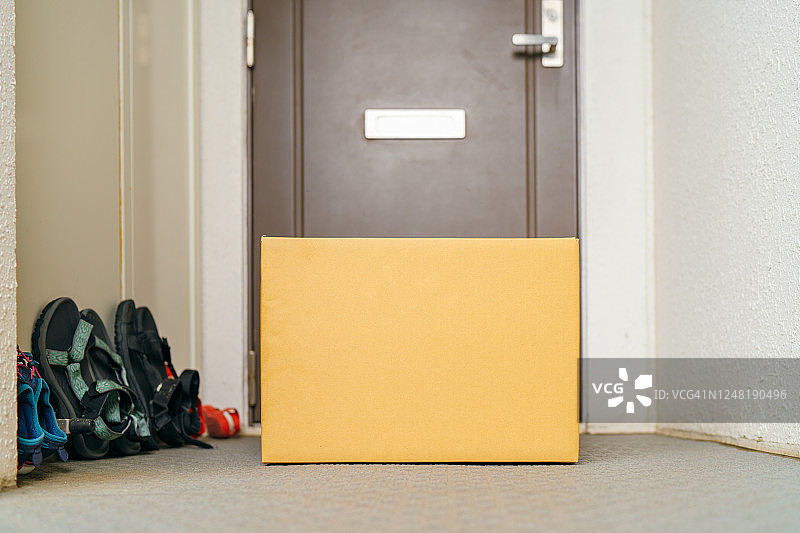 放在房门前的无接触配送包裹图片素材