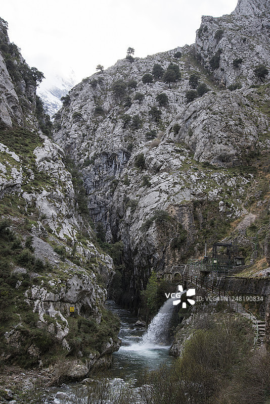 西班牙莱昂省卡雷斯河水电站瀑布图片素材