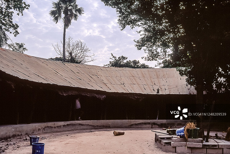 约拉族传统天井式房屋图片素材