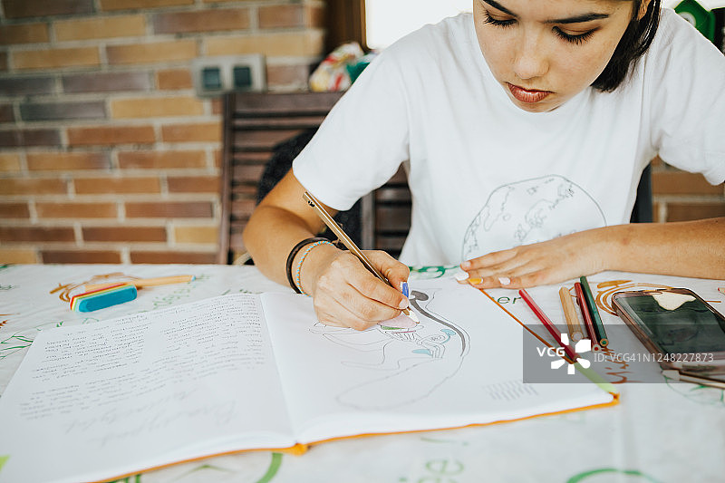 年轻女子在家做作业图片素材