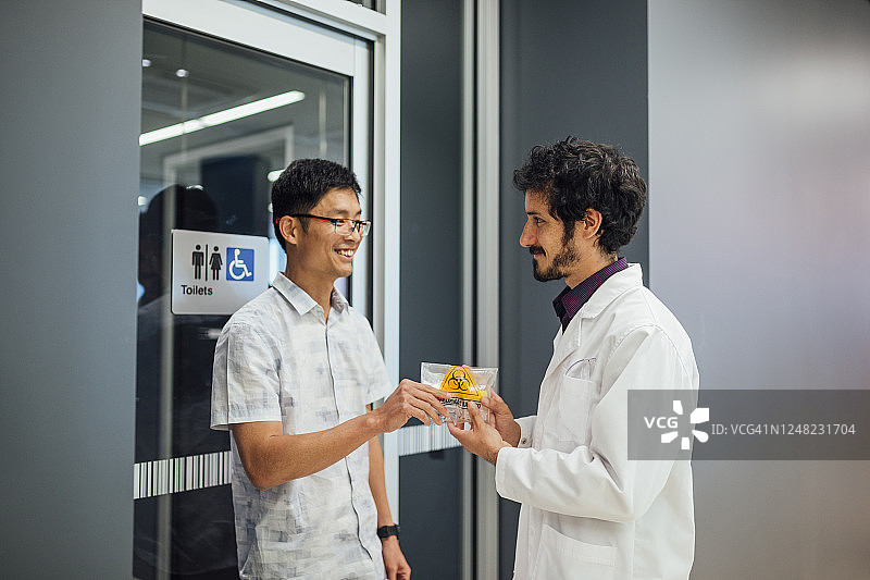 关于他/她的医疗保健对话图片素材