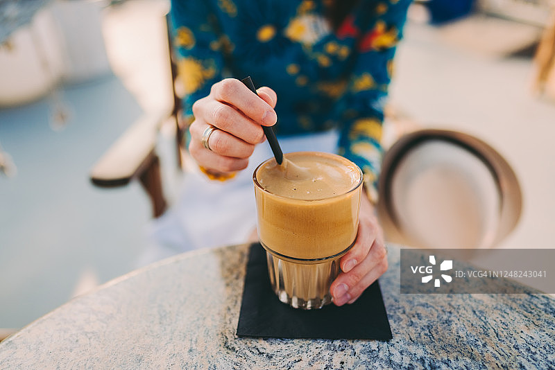 在海滩度假的女游客图片素材