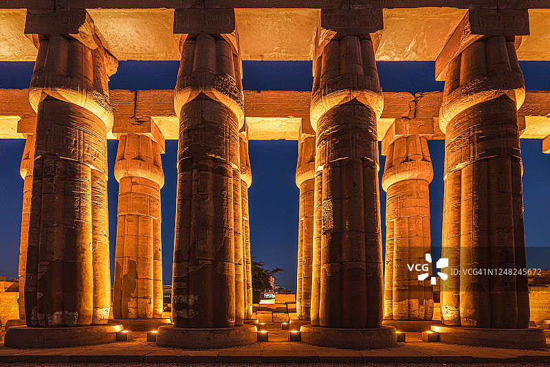 埃及卢克索神庙内的古老柱廊夜景图片素材
