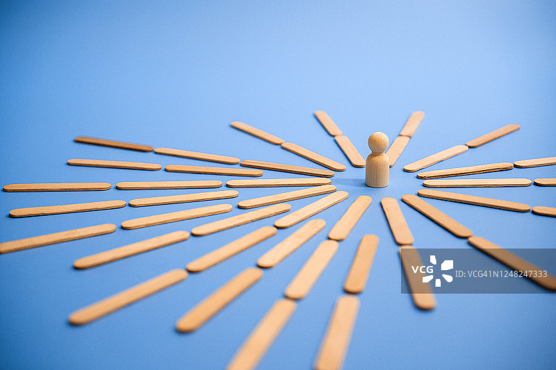 起点概念：木制人像图片素材