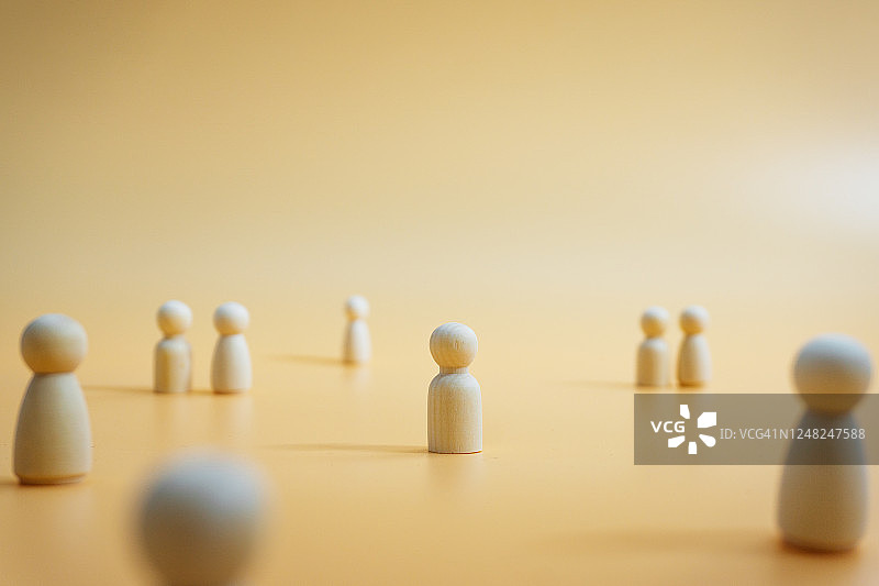 木制人像的隔离社交距离概念图片素材