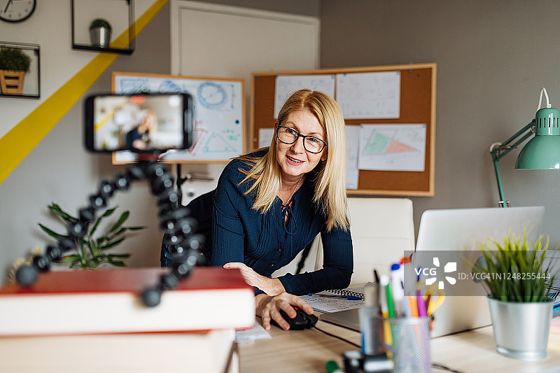 在线教育：教授在家对着镜头讲课图片素材