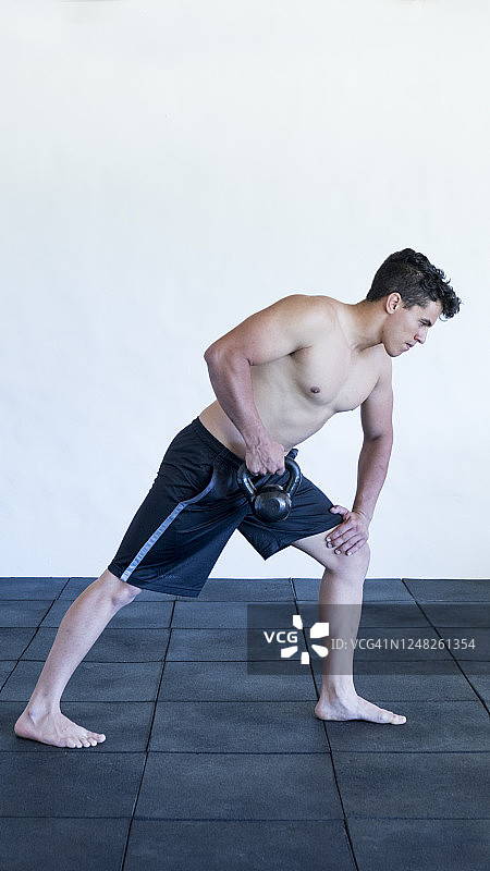 一位赤膊的英俊拉丁裔年轻男人在锻炼图片素材