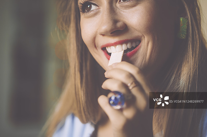 年轻女子在家图片素材