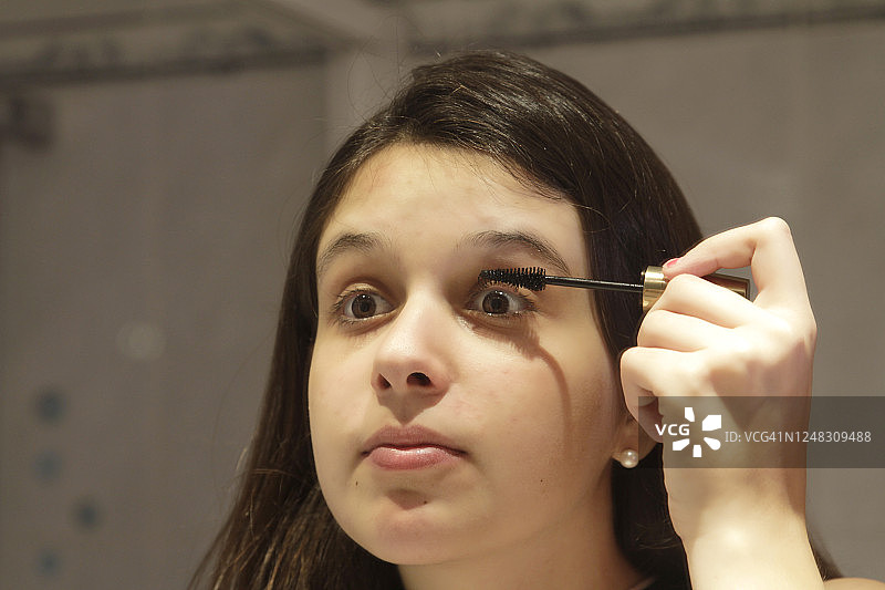女人贴假睫毛图片素材