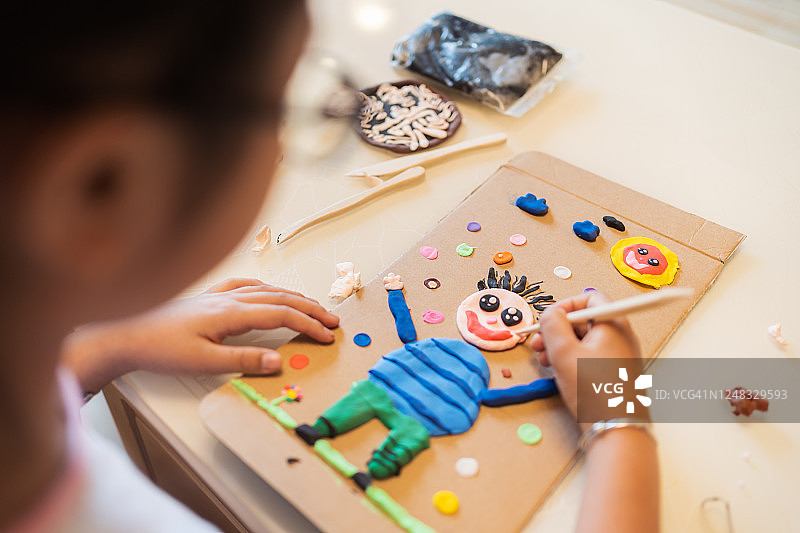小女孩在家玩橡皮泥图片素材