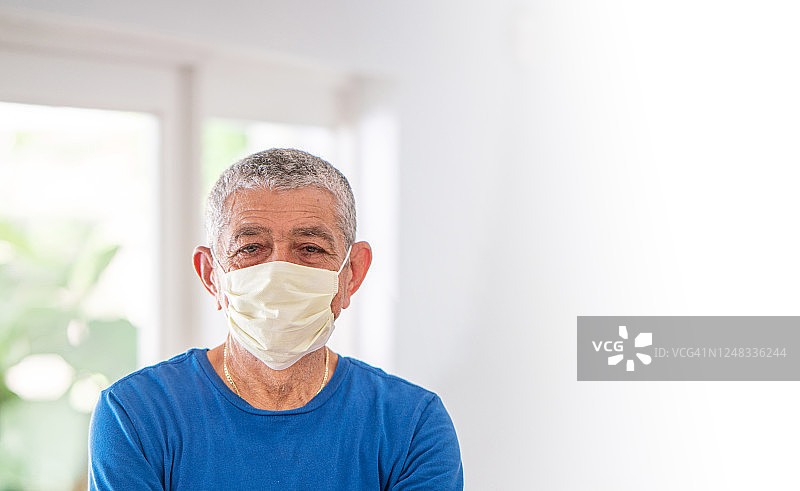 戴着口罩的微笑古巴男人图片素材