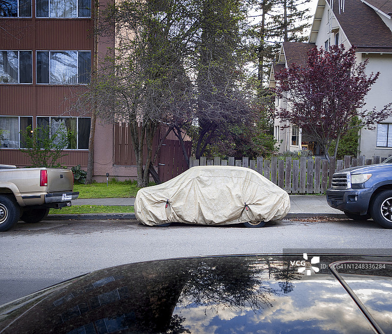 停在街上的小型有盖汽车图片素材