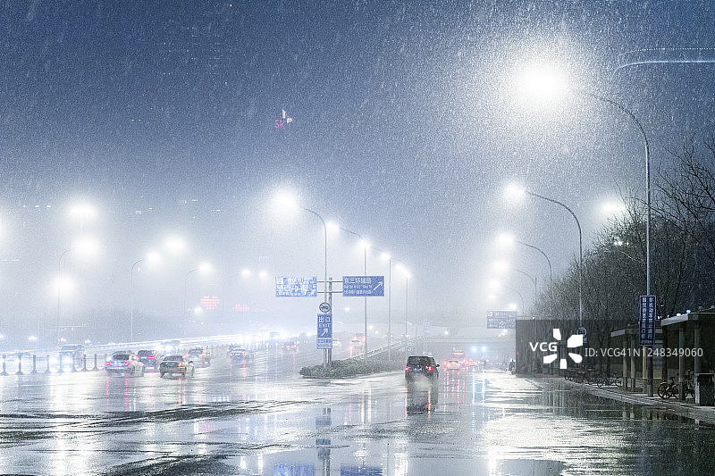 北京中央商务区空旷的道路图片素材