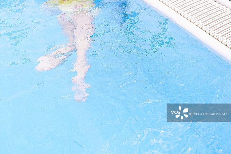 在游泳池里的女孩图片素材