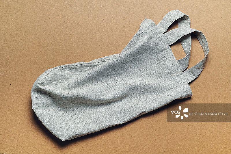 可重复使用的购物袋，由回收材料制成的网状袋，米色背景隔离。无塑料。图片素材