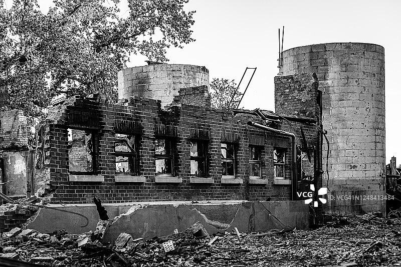被遗弃并烧毁的带两个筒仓的旧农舍图片素材