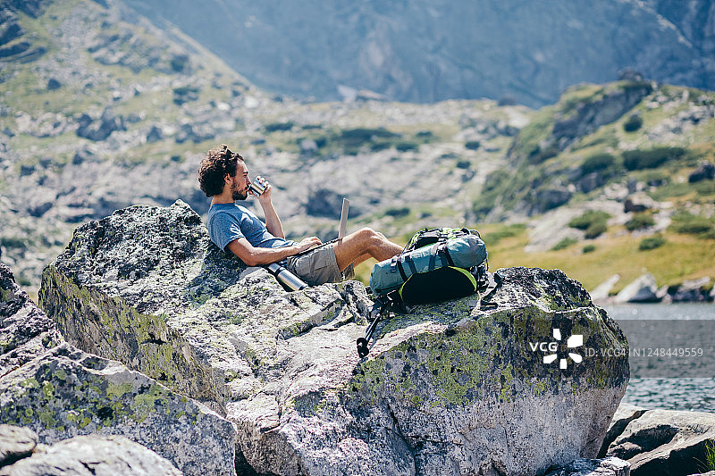 年轻人在大自然中上网图片素材