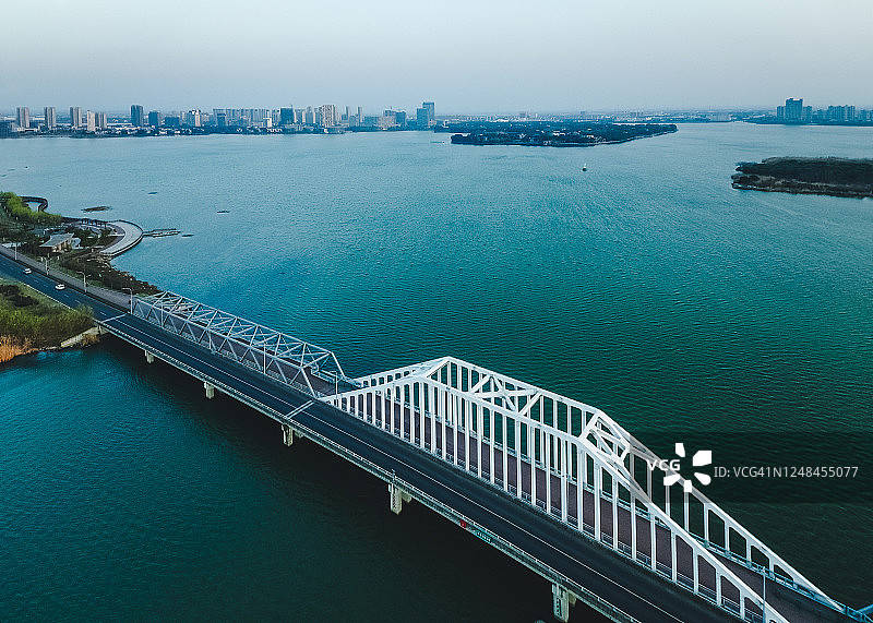 中国苏州的跨湖高速公路和桥梁图片素材