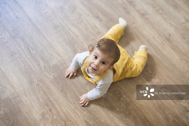 穿着黄色衣服的可爱婴儿图片素材