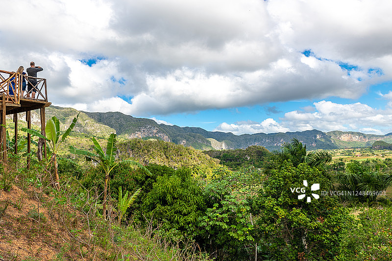 在古巴比尼亚莱斯山谷的游客图片素材