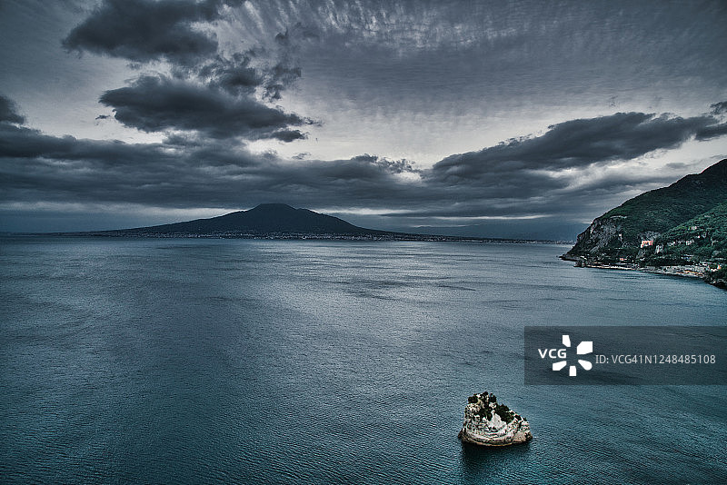 意大利那不勒斯湾的维苏威火山图片素材