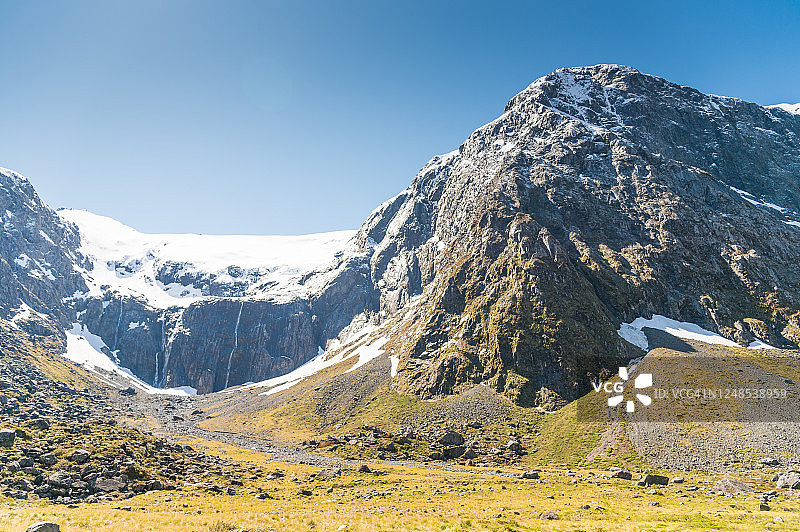 通往新西兰南岛库克山国家公园的路，前景为普卡基湖，后景为库克山图片素材