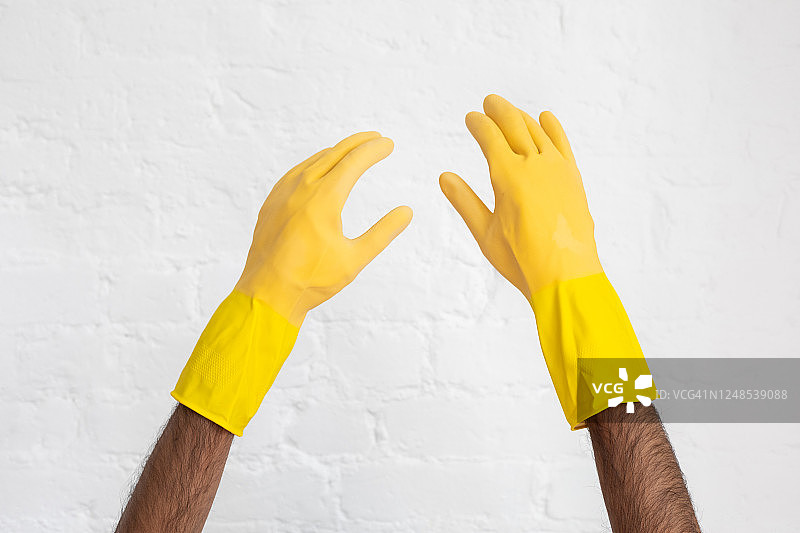 男人手戴黄色橡胶手套图片素材