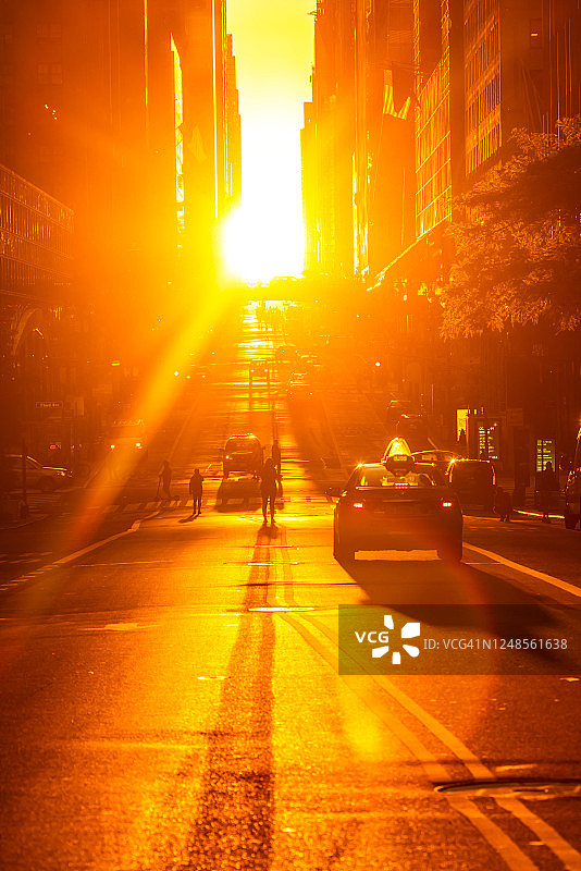 曼哈顿悬日：2020年5月31日，阳光照耀在纽约市曼哈顿中城42街的摩天大楼上图片素材