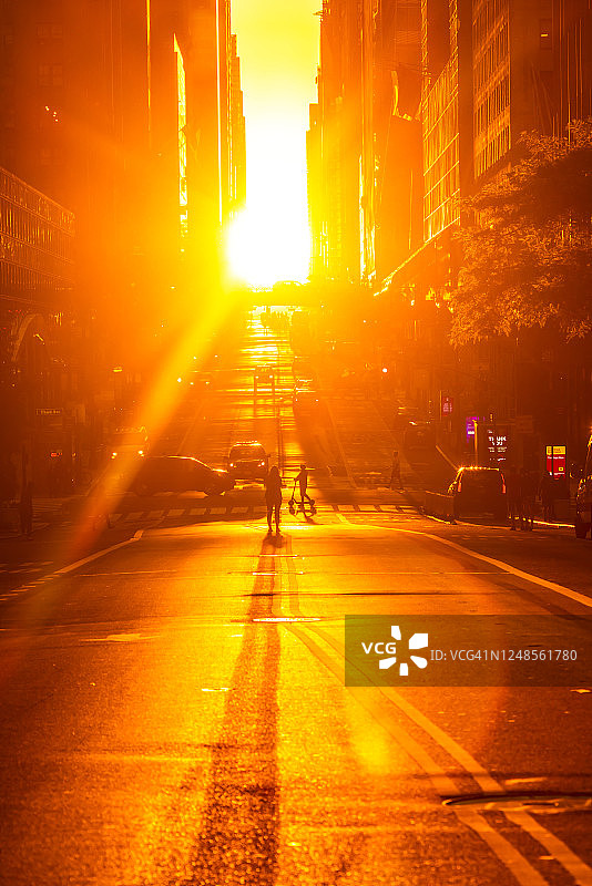 曼哈顿悬日：2020年5月31日，阳光照耀在纽约市曼哈顿中城42街的摩天大楼上图片素材