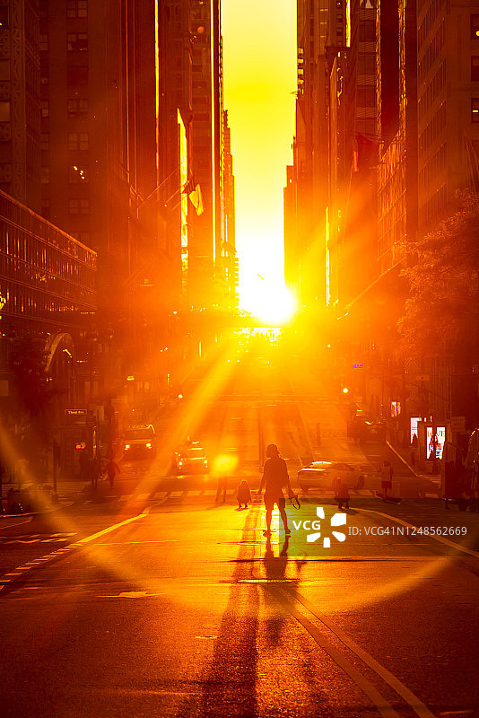 曼哈顿悬日：2020年5月31日，阳光照耀在纽约市曼哈顿中城42街的摩天大楼上图片素材