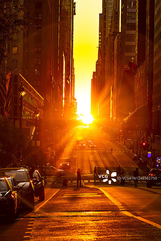 曼哈顿悬日：2020年5月31日，阳光照耀在纽约市曼哈顿中城42街的摩天大楼上图片素材
