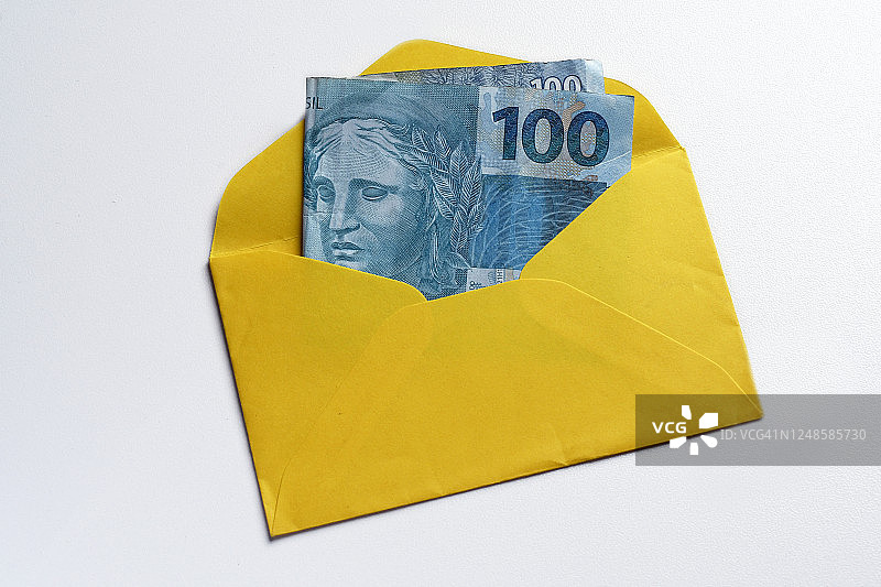 黄色信封里的巴西货币图片素材