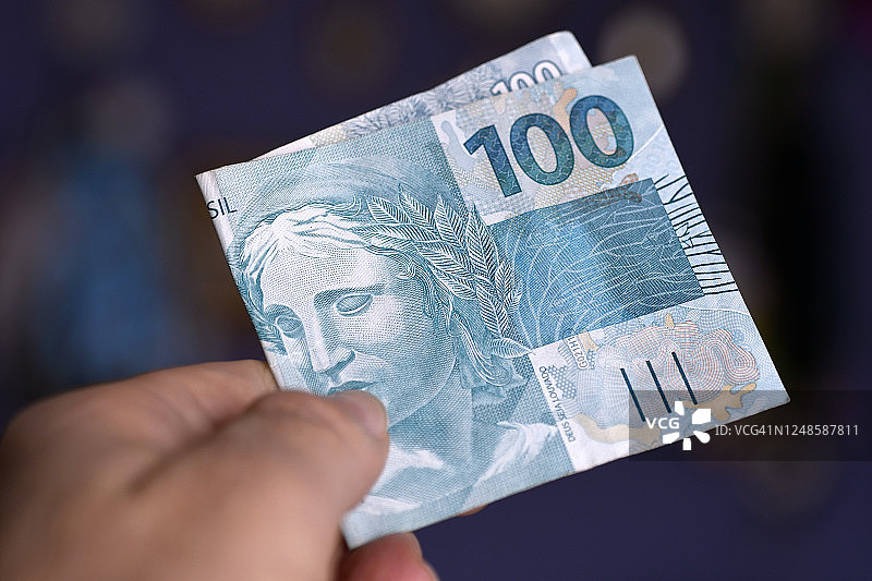 手持巴西货币图片素材