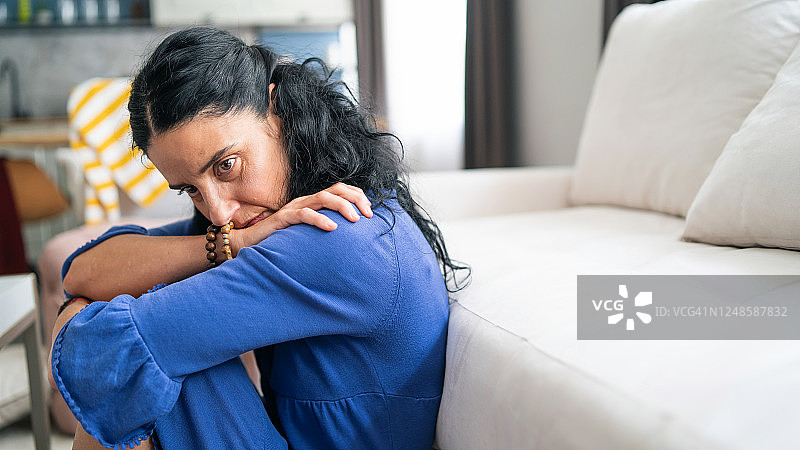 新冠疫情期间在家隔离的中年妇女图片素材