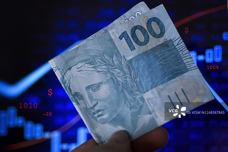 手持巴西货币图片素材