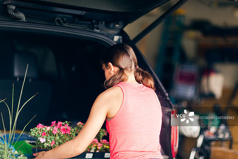 青少年女孩端着一盘鲜花图片素材